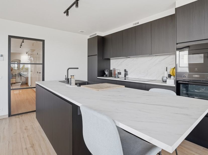 Dit recente appartement op de tweede verdieping combineert hedendaags wooncomfort met een rustige ligging nabij het centrum en een aangenaam zicht op