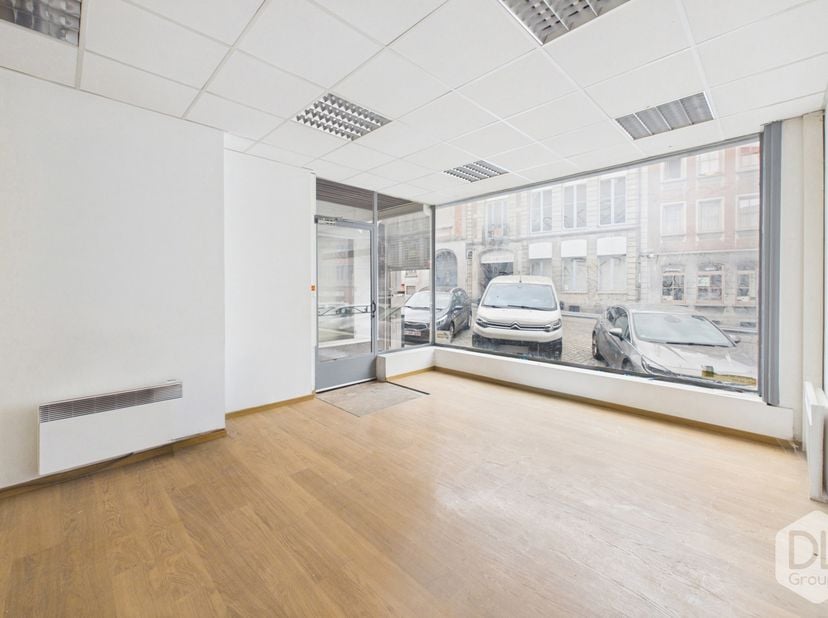 Au rez-de-chaussée, l’immeuble comprend une surface commerciale d’environ +/- 35 m², une pièce arrière de +/- 11 m² ainsi qu’un accès à une cour.<br /