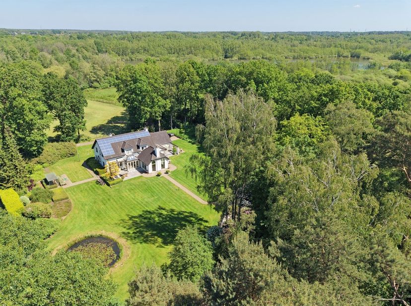 Deze karaktervolle woning biedt een unieke combinatie van ruimte, rust en privacy in een groene en landelijke omgeving. Gelegen op een prachtig zuidge