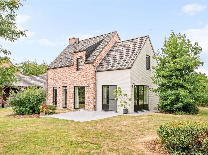 Verscholen in een rustige doodlopende straat, op de taalgrens in Escanaffles en pal naast Avelgem, vindt u deze alleenstaande woning die landelijke ch