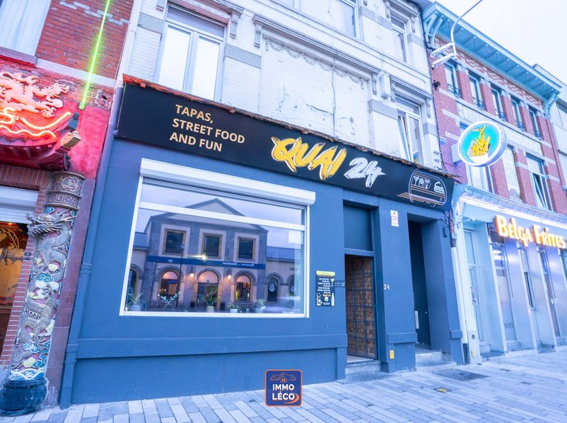Surface commerciale anciennement exploitée et aménagée en restaurant, composée d'un sas d'entrée avec coin accueil, d'un grand espace ouvert pour accu