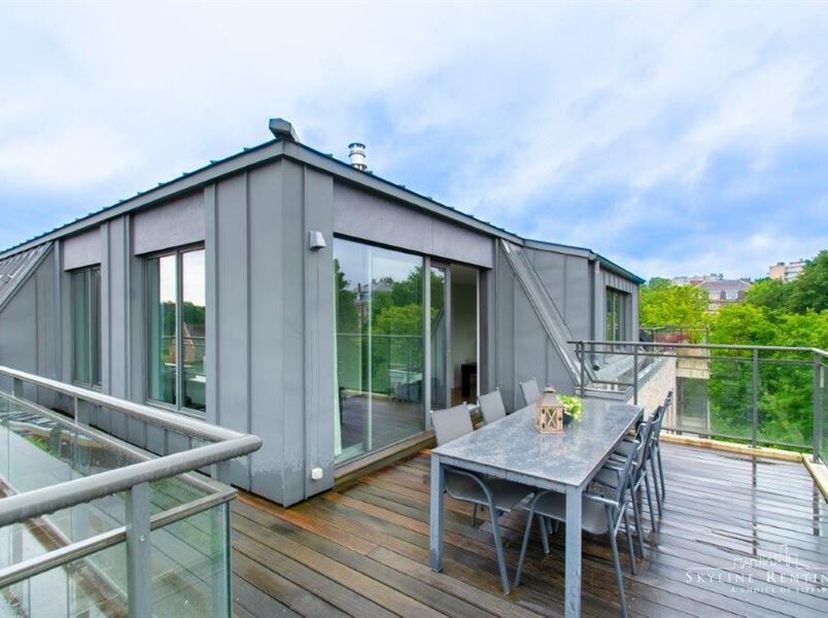 Description : à deux pas de l'avenue Franklin Roosevelt et, des transports en commun,  appartement meublé de 100 m2 au 5ème étage,  dans une construct