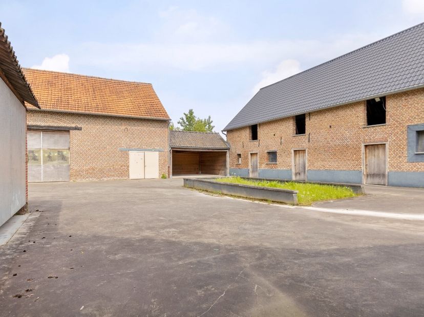 Te renoveren landgoed met zeer exclusieve ligging op een perceel van ca. 40 are. De hoeve is landelijk gelegen in agrarisch gebied rondom weilanden do