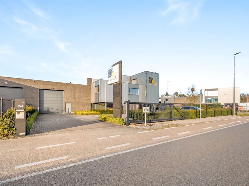 Indeling<br />
Werkplaats: De werkplaats beslaat ongeveer 435 m² en is uitgerust met een gepolierde betonvloer, voldoende stroompunten, twee automatis