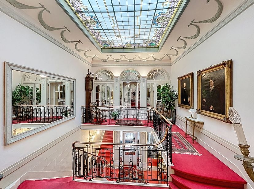 À proximité de Montgomery et de l'avenue de Tervueren, dans une rue calme à sens unique, au 2E étage d’un hôtel particulier, superbe appartement MEUBL