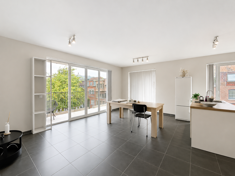Bel appartement qui se compose d'un hall d'entrée, d'un vaste séjour comprenant un salon et une salle à manger baignés de lumière naturelle, ainsi que