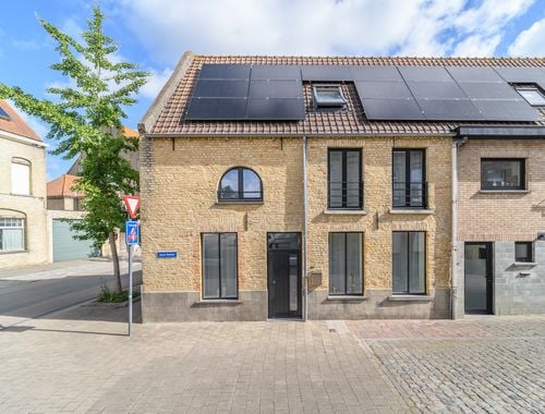                                         Maison d’angle à louer à Veurne, € 895
