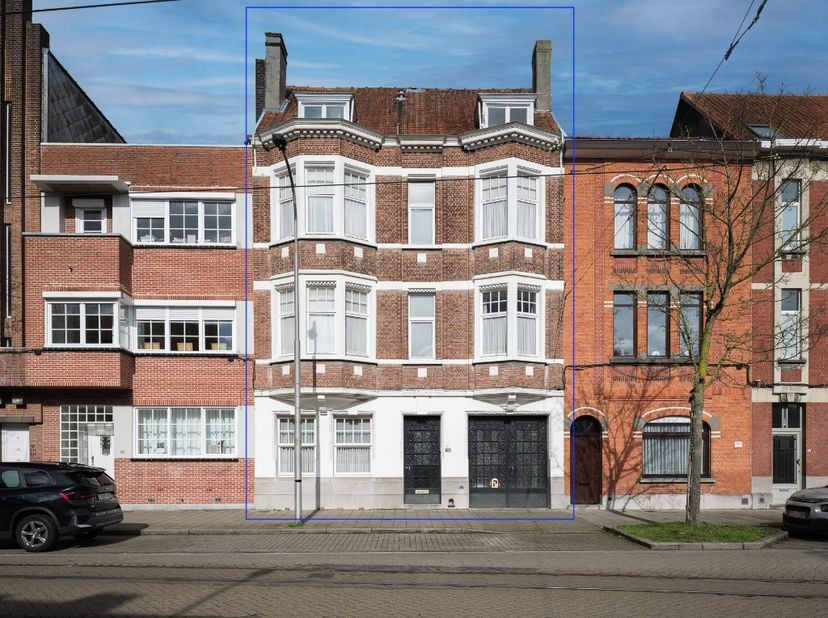 Hôtel particulier architectural de trois niveaux avec vaste jardin, construit dans les styles art déco et Nouvelle Objectivité.<br />
La maison a été