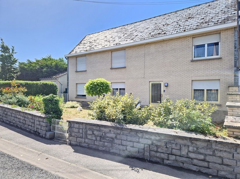 Ruim en licht, deze woning is ideaal gelegen in een rustige straat in het centrum van Frasnes, met een onmiddellijke toegang tot alle voorzieningen. <