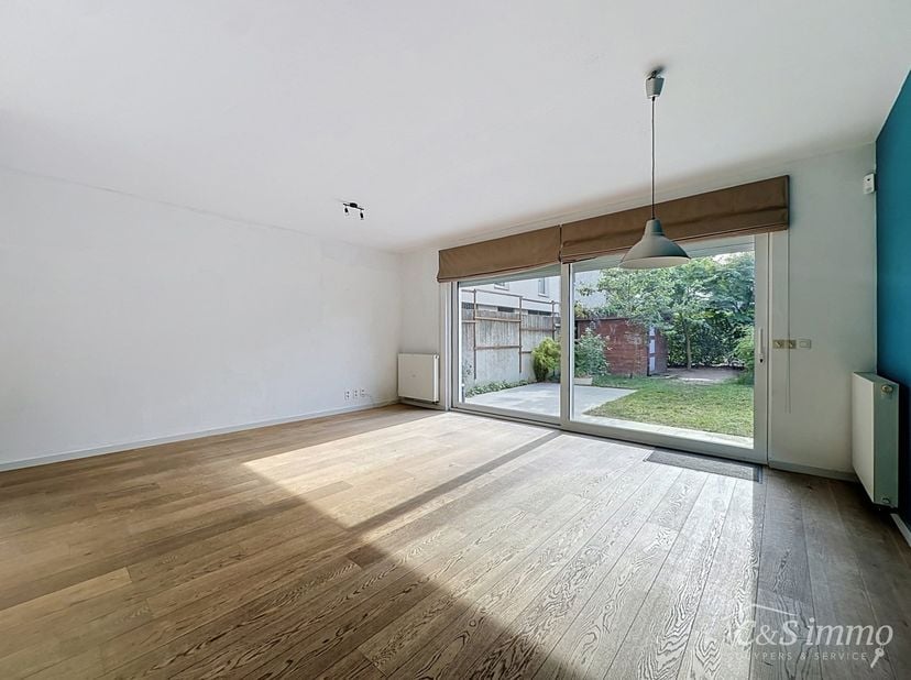 Deze moderne en energiezuinige halfopen bebouwing maakt deel uit van één van de eerste woonprojecten in de gegeerde wijk Regatta. Wat deze woning extr