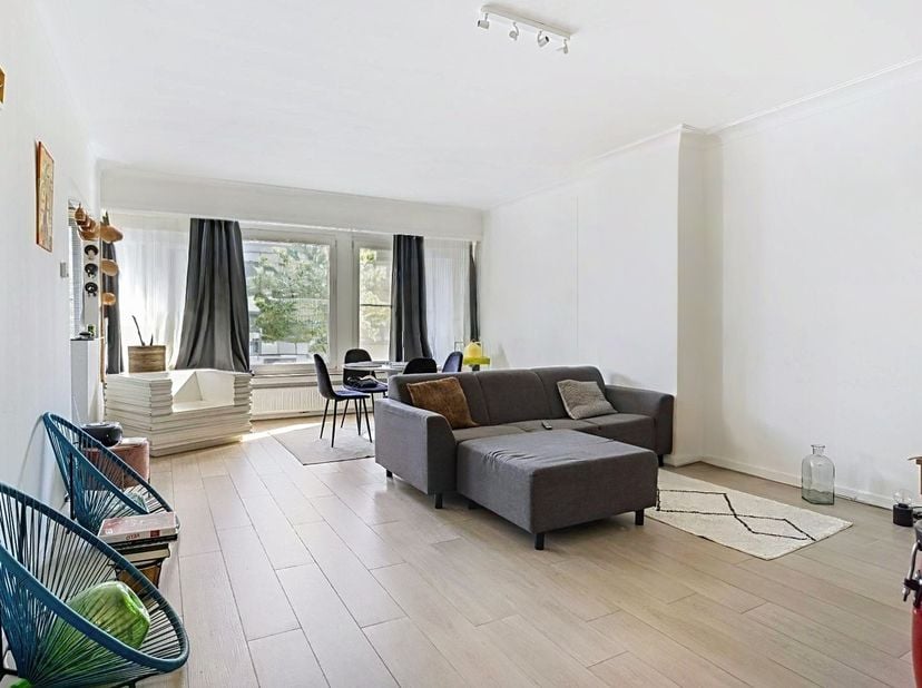 Disposition :<br />
Rez-de-chaussée/étage :<br />
- Hall d'entrée spacieux<br />
- Salon lumineux sur parquet en céramique<br />
- Cuisine ouverte, en