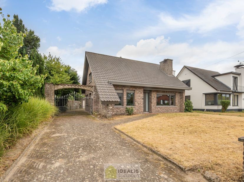 EENGEZINSWONING MET 4 SLAAPKAMERS OP EEN AANGENAAM PERCEEL VAN 8A 71CA! De woning omvat maar liefst 153m² netto bewoonbare oppervlakte verdeeld over e