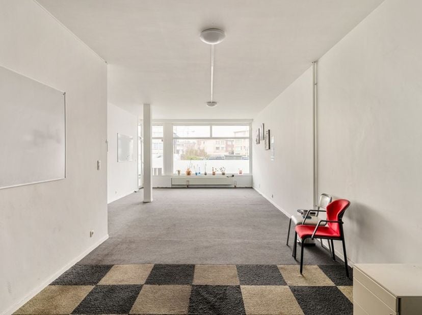 Bent u op zoek naar een ruim handelspand op een strategische locatie? Dit commercieel gelijkvloers met een oppervlakte van maar liefst 375 m² biedt ee