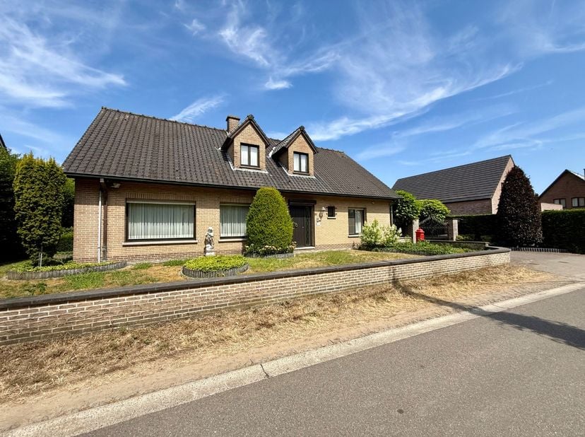 Deze tijdloze villa onderscheidt zich door haar doordachte en praktische indeling. Anno 2001 werd er een grondige totaalrenovatie uitgevoerd.<br />
<b
