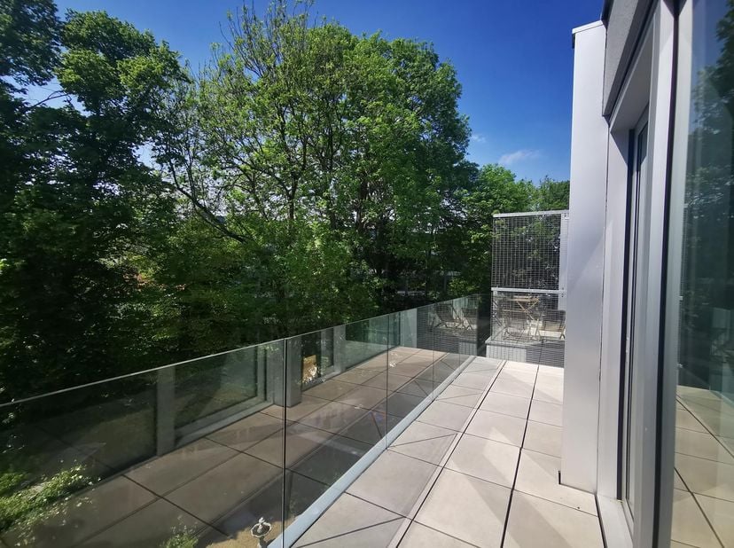 Kastelein wijk. Tegenover Tenboschpark. 3-kamer appartement in pand uit 2017 gesigneerd door gerenommeerd architect; Marc Corbiau. Het ontwikkelt een