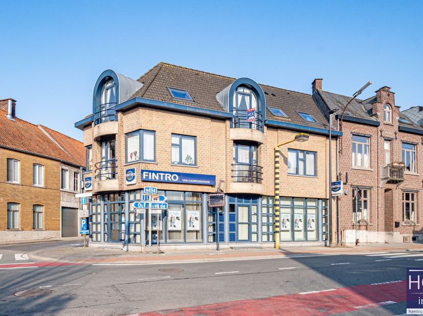 De ligging<br />
Dit instapklare en uiterst lichtrijke appartement is gelegen op de 2de verdieping van de kleinschalige 'Residentie Miranda' pal in he