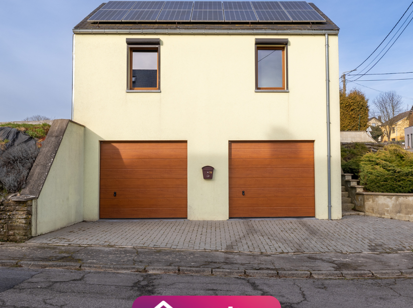 Juliet Immo a le plaisir de vous proposer à la location ce grand garage double de 45 m² situé à Ethe, facilement accessible par sa proximité de l’axe