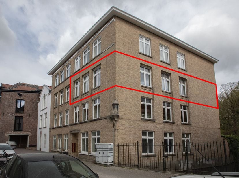 APPARTEMENT AU CENTRE DE BRUGES - <br />
<br />
Situé dans un emplacement exceptionnel au cœur de Bruges, ce charmant appartement situé à Groeninge of