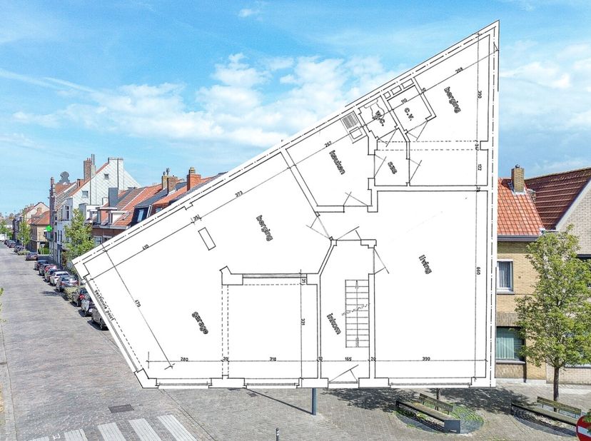 Bent u op zoek naar een ruime woning met tal van mogelijkheden in Zeebrugge? Dan is deze karaktervolle rijwoning, gebouwd in 1947 en gerenoveerd in 20