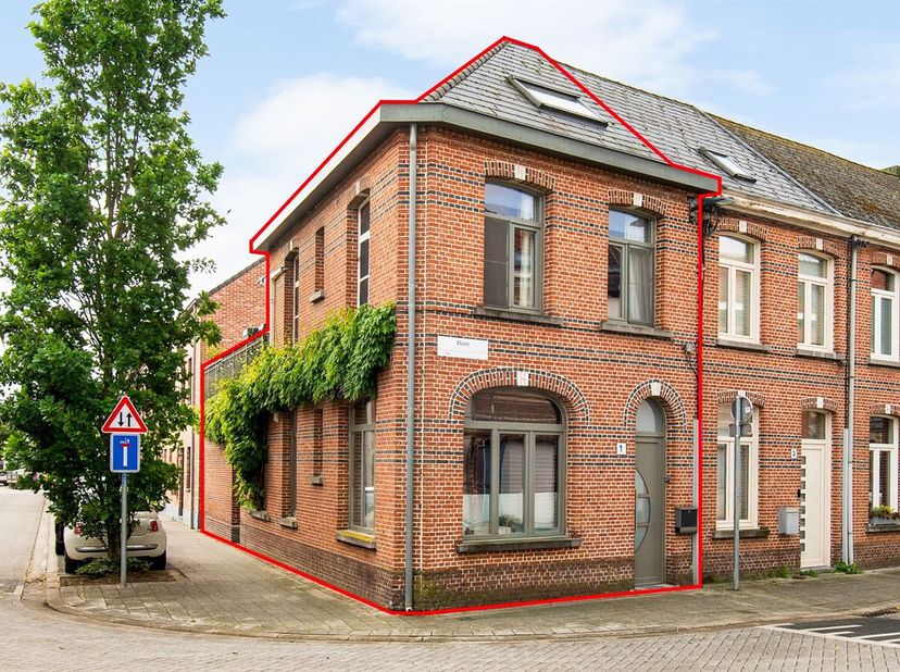 Instapklare en volledig gerenoveerde halfopen bebouwing gelegen in een rustige straat nabij de vesten van Lier. <br />
Via de inkomhal betreden we de