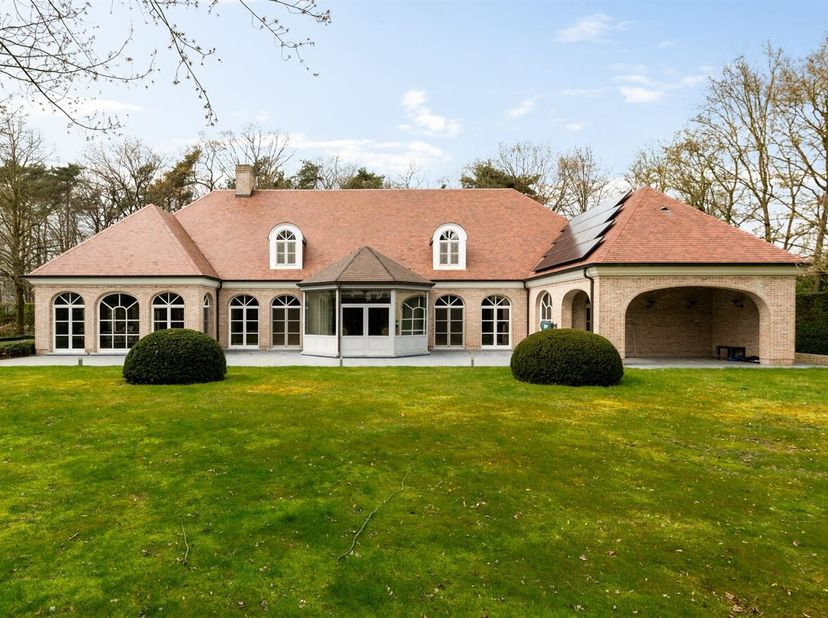 Exclusieve villa met wellness, binnenzwembad, 5 slaapkamers , 3 badkamers op riant perceel van 4.000 m² in Kasterlee.<br />
Ontdek deze uitzonderlijke