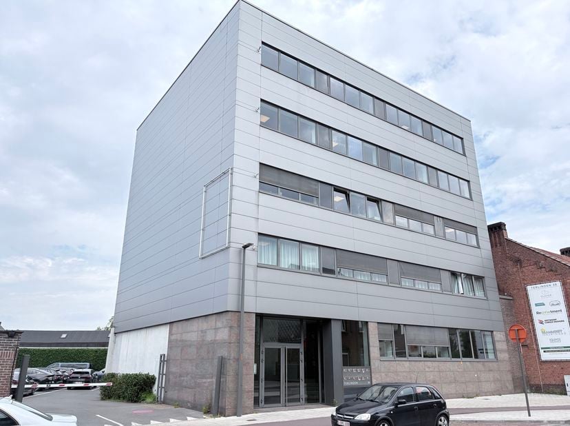In een representatief kantoorgebouw aan de Terlindenhofstraat te Merksem bieden moderne kantooroppervlaktes aan, gelegen op een vlot bereikbare locati