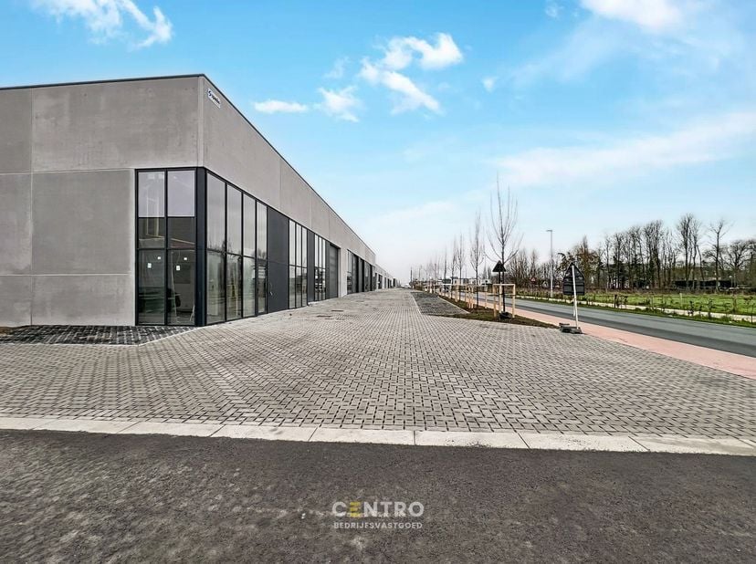 Benaderende bruto-AFMETINGEN:&amp;nbsp;<br />
276,39 m²:&amp;nbsp; 10,60m&amp;nbsp; x 26,07m&amp;nbsp;<br />
3 parkeerplaatsen<br />
<br />
AFWERKING:<br />
- De unit
