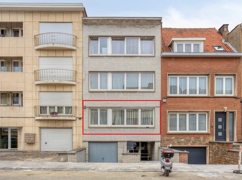 Cet appartement bien entretenu (89 m²) est idéalement situé à proximité des commerces, des transports en commun et des principales routes d'accès.<br