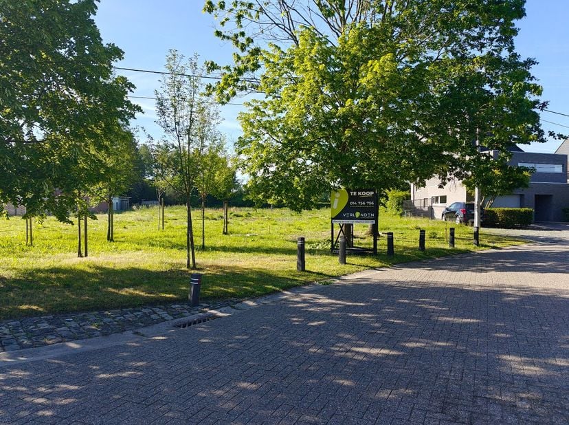Deze bouwgrond voor een openbebouwing heeft een oppervlakte van 22a92ca en een diepte van ca 80 meter. Je profiteert hier van een centrale ligging met