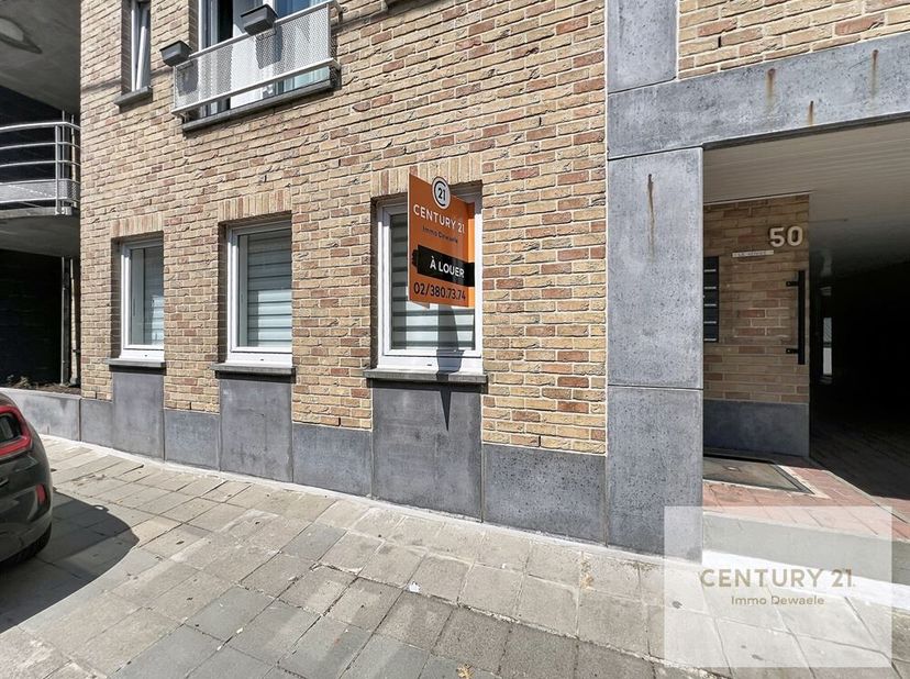 Century 21 Immo Dewaele presenteert u met veel plezier deze volledig gerenoveerde studio van ongeveer 50 m². Dit appartement ligt vlak bij het centrum