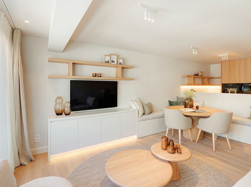 Luxueus gerenoveerd appartement op een topligging, op wandelafstand van het Lichttorenplein, de winkels en de zee. <br />
Indeling: inkomhal met vesti
