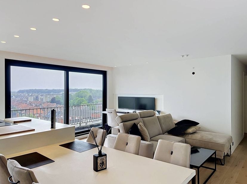 De snelste manier om een bezoek te brengen aan dit appartement? Vraag je bezoek aan via de rode knop op onze website (www.dewaele.com) en je wordt gec