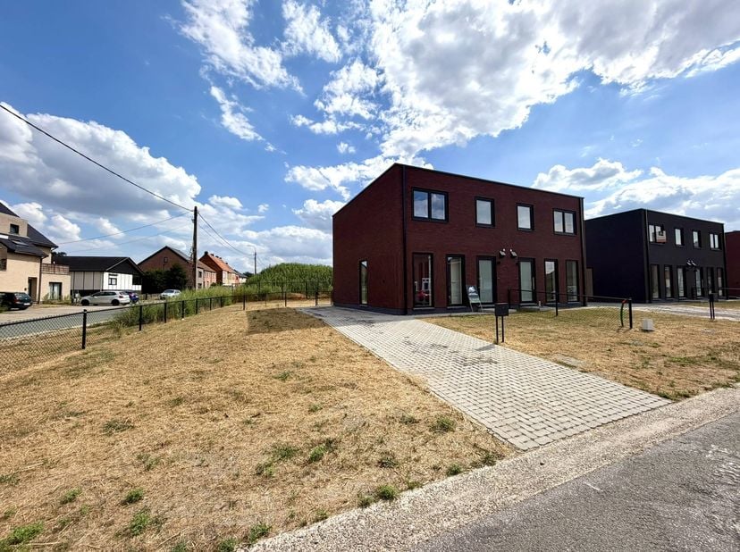 Ben je op zoek naar een splinternieuw, duurzaam en modern huis in Limburg? Deze woning in Leopoldsburg combineert hedendaags wooncomfort met een uitst