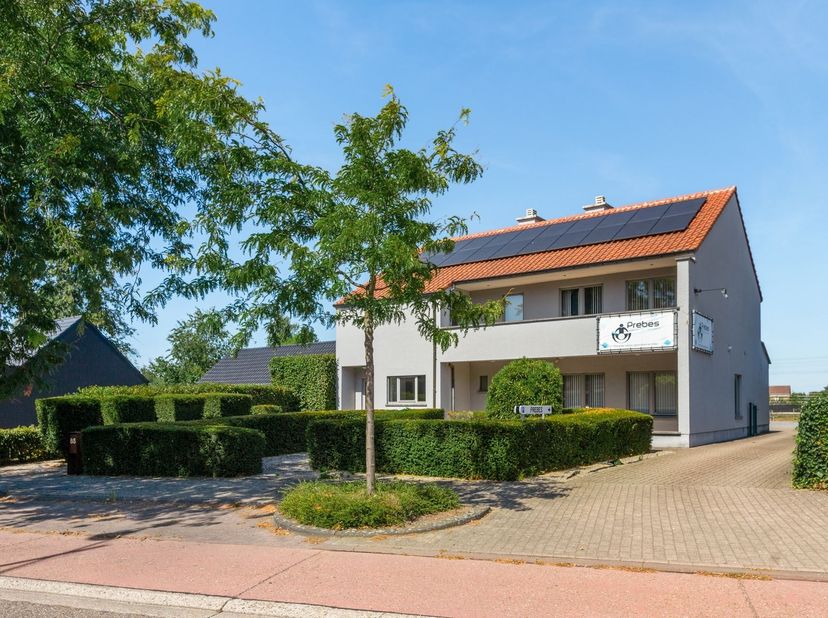 Ligging:<br />
<br />
Deze veelzijdige eigendom is gelegen aan de Diestersteenweg 88 in Kermt, op een vlot bereikbare locatie met een goede verbindi