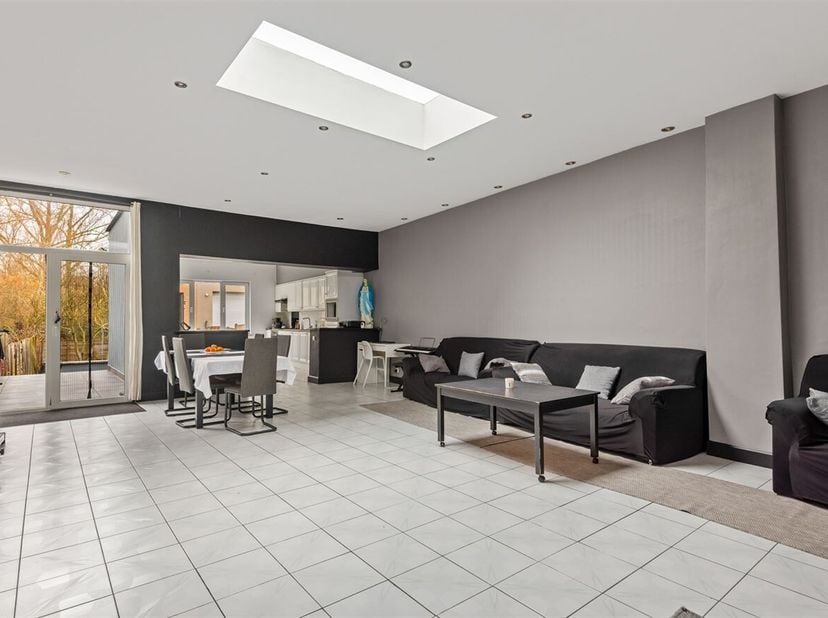 Ontdek dit knusse halfopen bebouwing in het hart van Mechelen, perfect voor wie op zoek is naar comfort en een mooie buitenruimte. Deze woning is met
