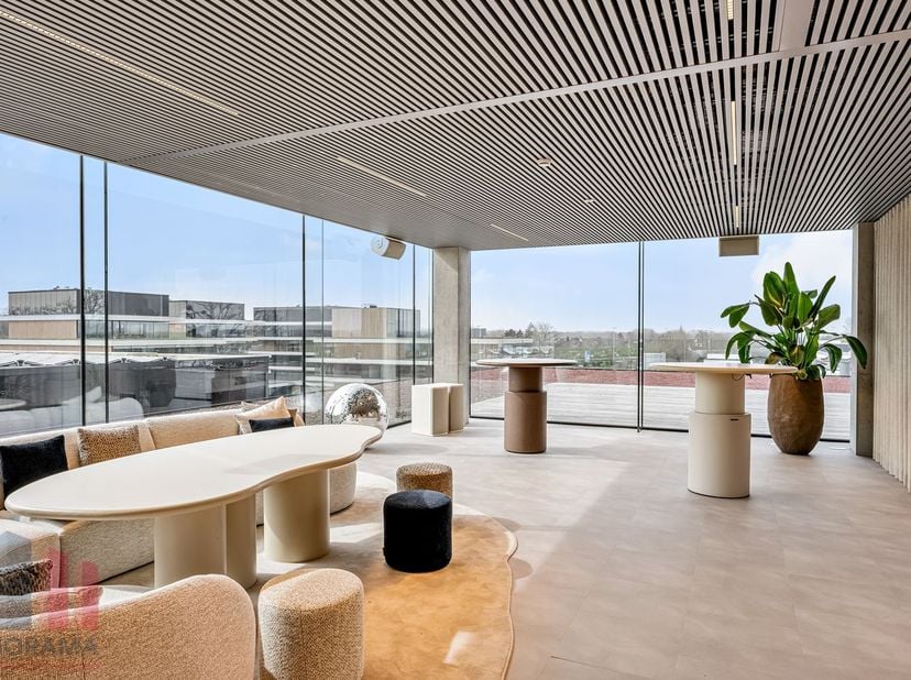 Bent u op zoek naar een unieke kantoorruimte op een toplocatie met onmiddellijke verbinding naar belangrijke snelwegen? Dan is deze kantoorruimte van