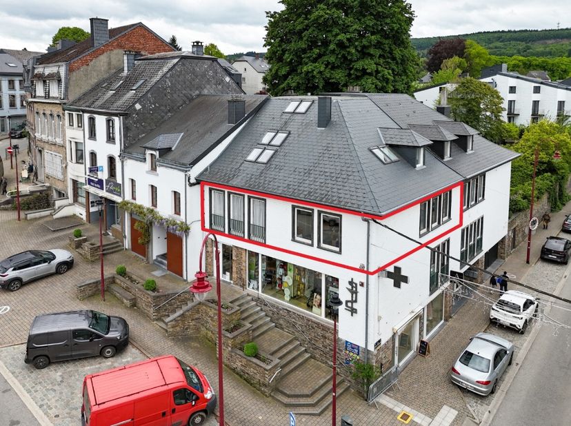 ERA B-LUX presenteert met plezier dit mooie appartement met 2 slaapkamers, ideaal gelegen aan de Rue du Vieux Marché in Vielsalm. Licht en aangenaam o