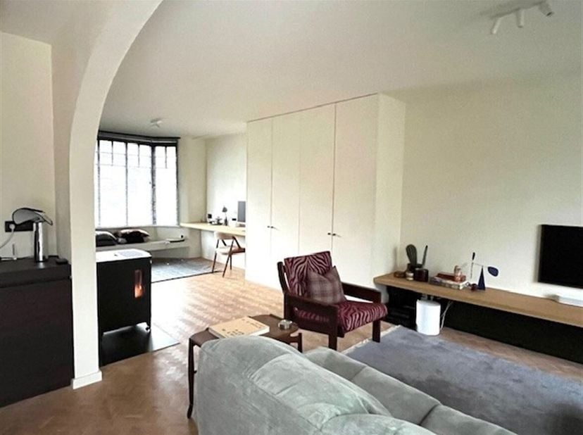 Prachtige woning met 3 slpk, grote tuin. Rustig en landelijk gelegen te Oelegem.<br />
Indeling: <br />
Gelijkvloers: inkomhal, gasten toilet, toegang