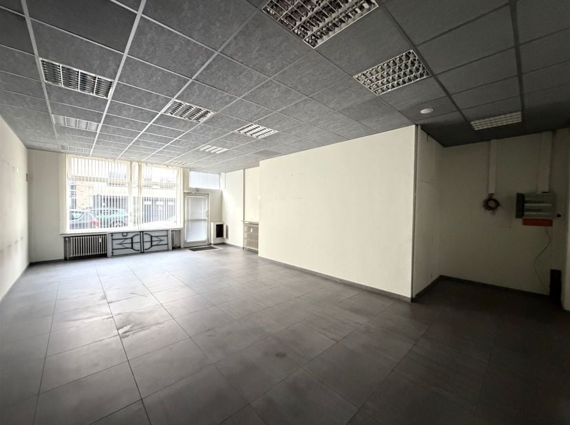 Immeuble commercial de 117 m² à rafraîchir sur un excellent emplacement !<br />
 Situation : Cet immeuble commercial spacieux bénéficie d'une situati