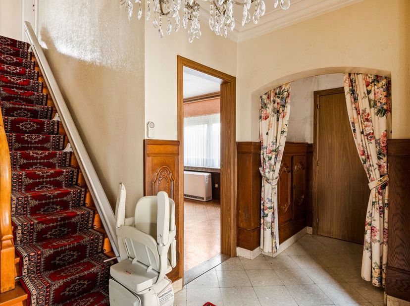 Ruime te renoveren open bebouwing met tal van mogelijkheden op centrale ligging te Brecht. <br />
<br />
Deze ruime woning gelegen aan de Brugstraat