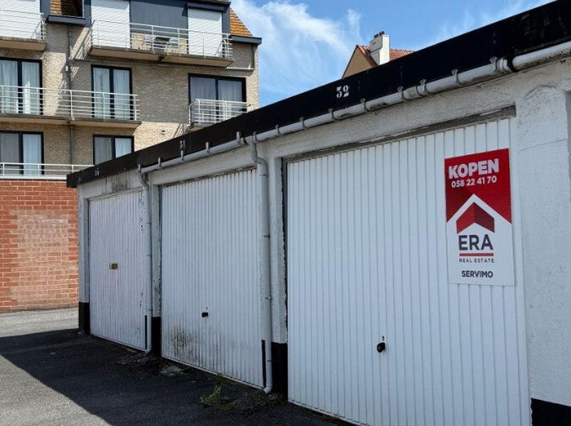 De Panne: Garage te koop in Residentie Flora Afgesloten garagebox te koop in een rustige, residentiële wijk van De Panne. Troeven: Rustige ligging nab
