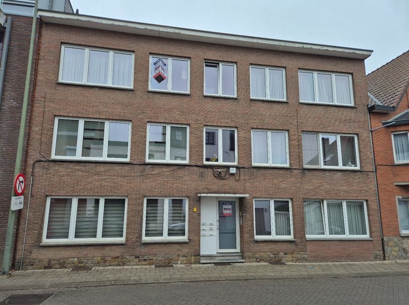 Instapklaar appartement 2e verdieping links. Bestaande uit: hall, apart toilet, living met open keuken (kasten, dubbele afwasbak, vitrokeramische kook