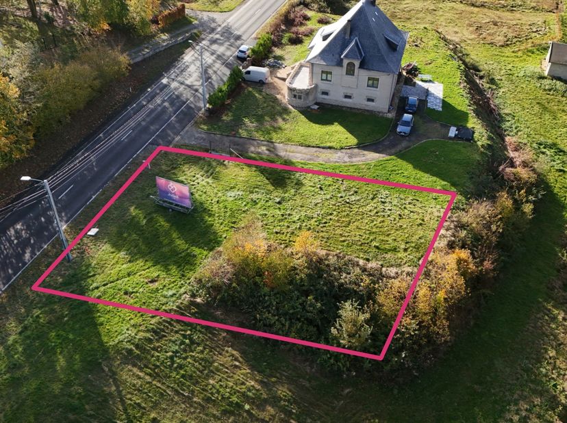 Julietimmo a le plaisir de vous présenter ce magnifiques terrain viabilisé situé en zone d'habitat à caractère rural et hors lotissement dans le charm