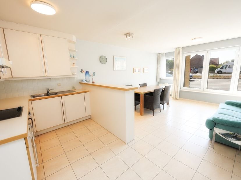 Dit ruime en aangename 3-slaapkamerappartement is gelegen op het gelijkvloers van een goed onderhouden residentie, op een uitstekende locatie nabij de