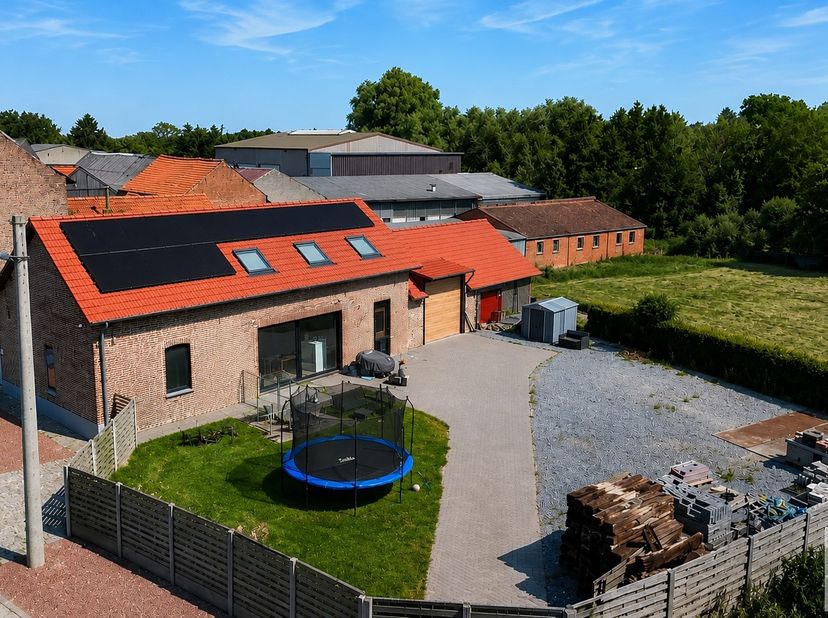 Bent u op zoek naar een ruime woning waar de belangrijkste renovatiewerken reeds werden uitgevoerd en die u verder naar eigen smaak kunt afwerken? Dan