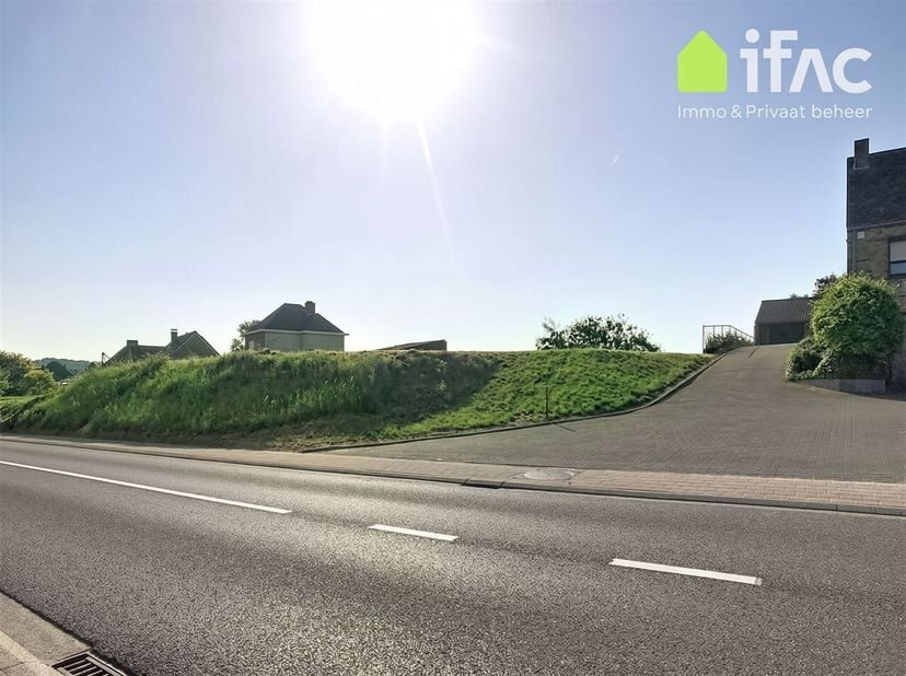 Bouwgrond te koop van 9a 69ca op een strategisch interessante locatie met uitstekende visibiliteit. Het perceel is bestemd voor het bouwen van een één