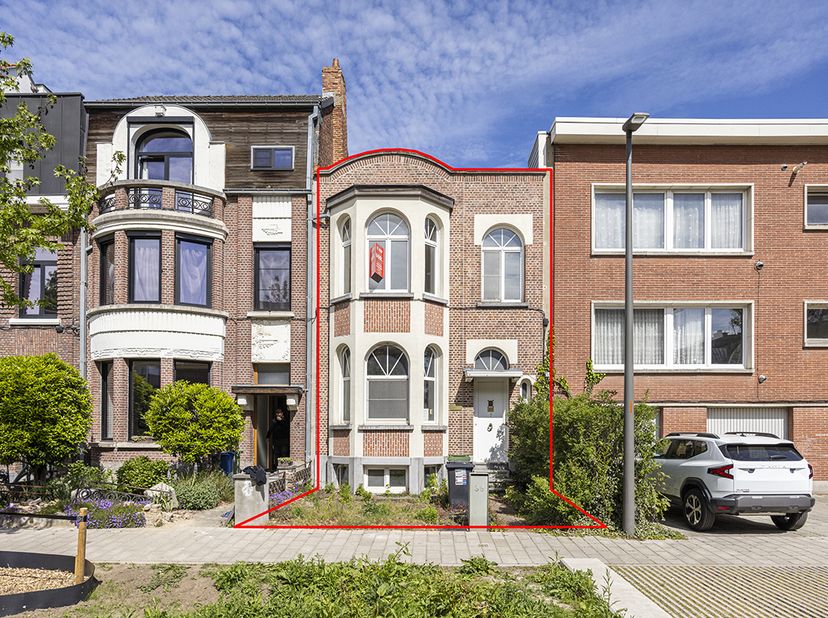 WONING MET TUIN @BRIALMONTPARK -<br />
<br />
Te renoveren.<br />
Centraal gelegen in Berchem tussen het Brialmontpark en het Rooi. <br />
Dichtbij de