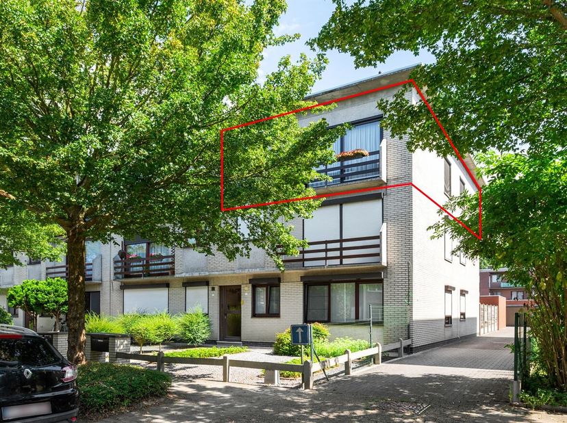Ligging: Rustig gelegen in Brasschaat, nabij winkels, scholen, horeca en dagelijkse voorzieningen. Goede bereikbaarheid van het centrum en omliggende