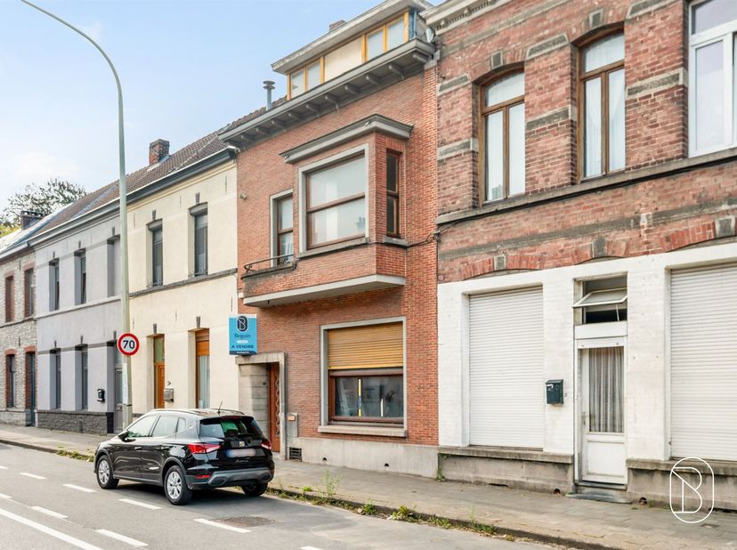 Ontdek dit robuuste, te renoveren huis met een woonoppervlakte van ongeveer 244 m², gelegen op een perceel van 520 m², vlakbij het centrum van Doornik