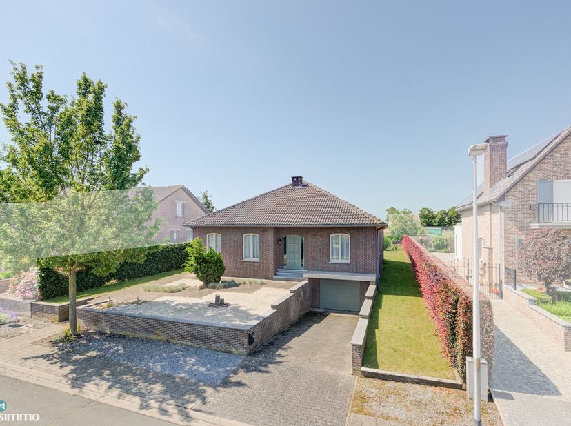 VERZORGDE EN VOLLEDIG GELIJKVLOERS INGERICHTE GEZINSWONING MET 3 SLAAPKAMERS EN TUIN IN RIEMST<br />
<br />
*** Bekijkt U deze woning via een aanverwa